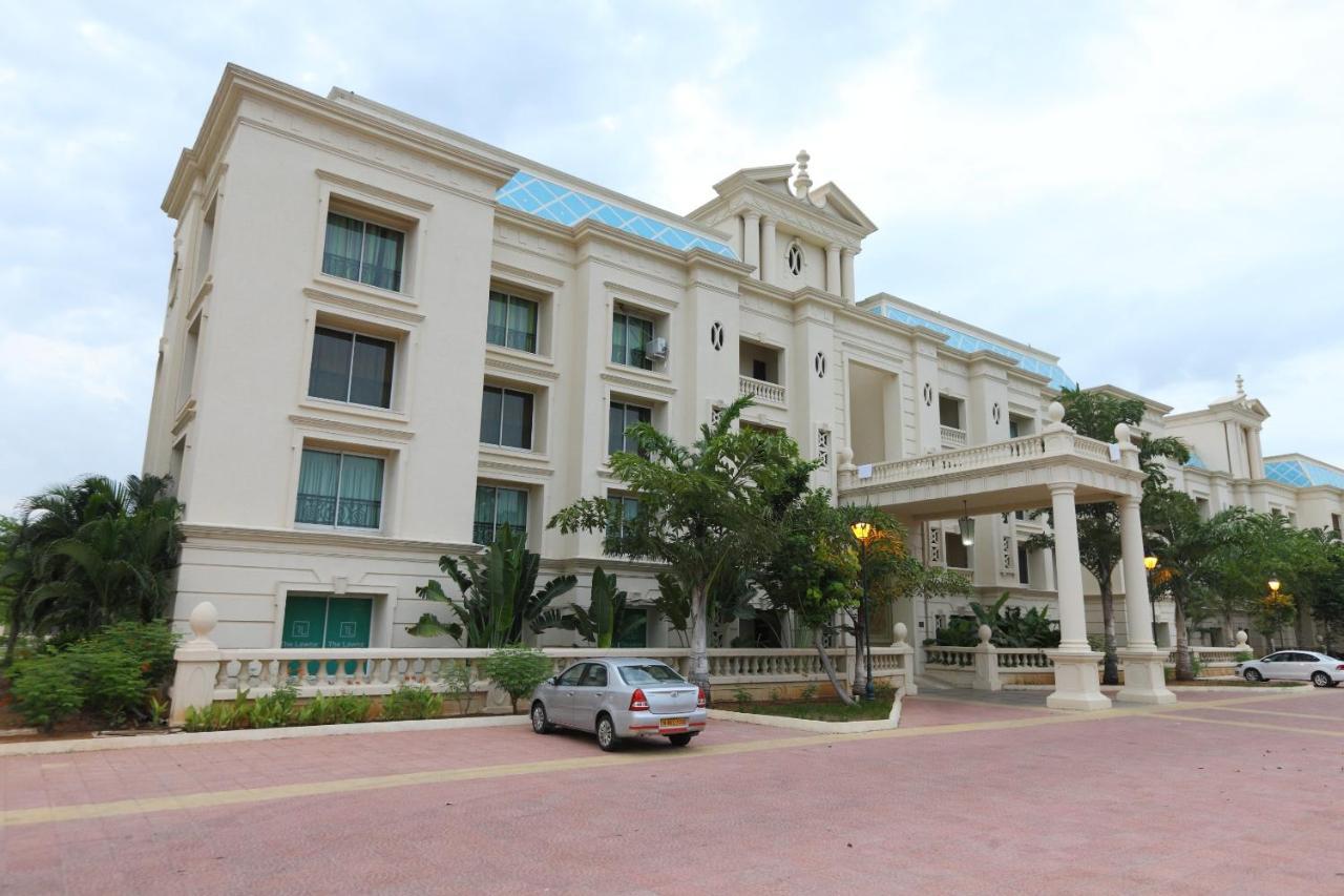 Oyo 6954 The Lawns Oragadam Hotel Buitenkant foto