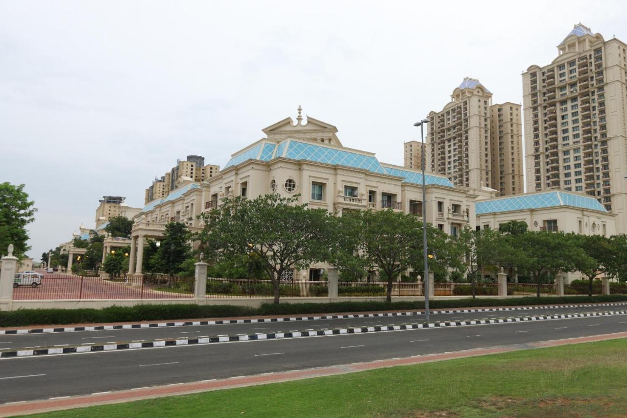 Oyo 6954 The Lawns Oragadam Hotel Buitenkant foto